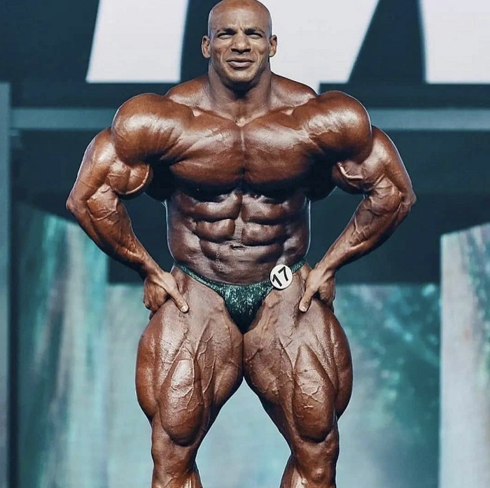 deca-nandrolone-bodybuilder-on-stage